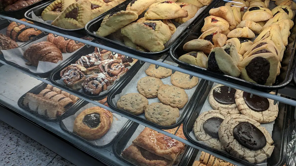 Rowe's Cornish Bakers – bakery in Newton Abbot town centre